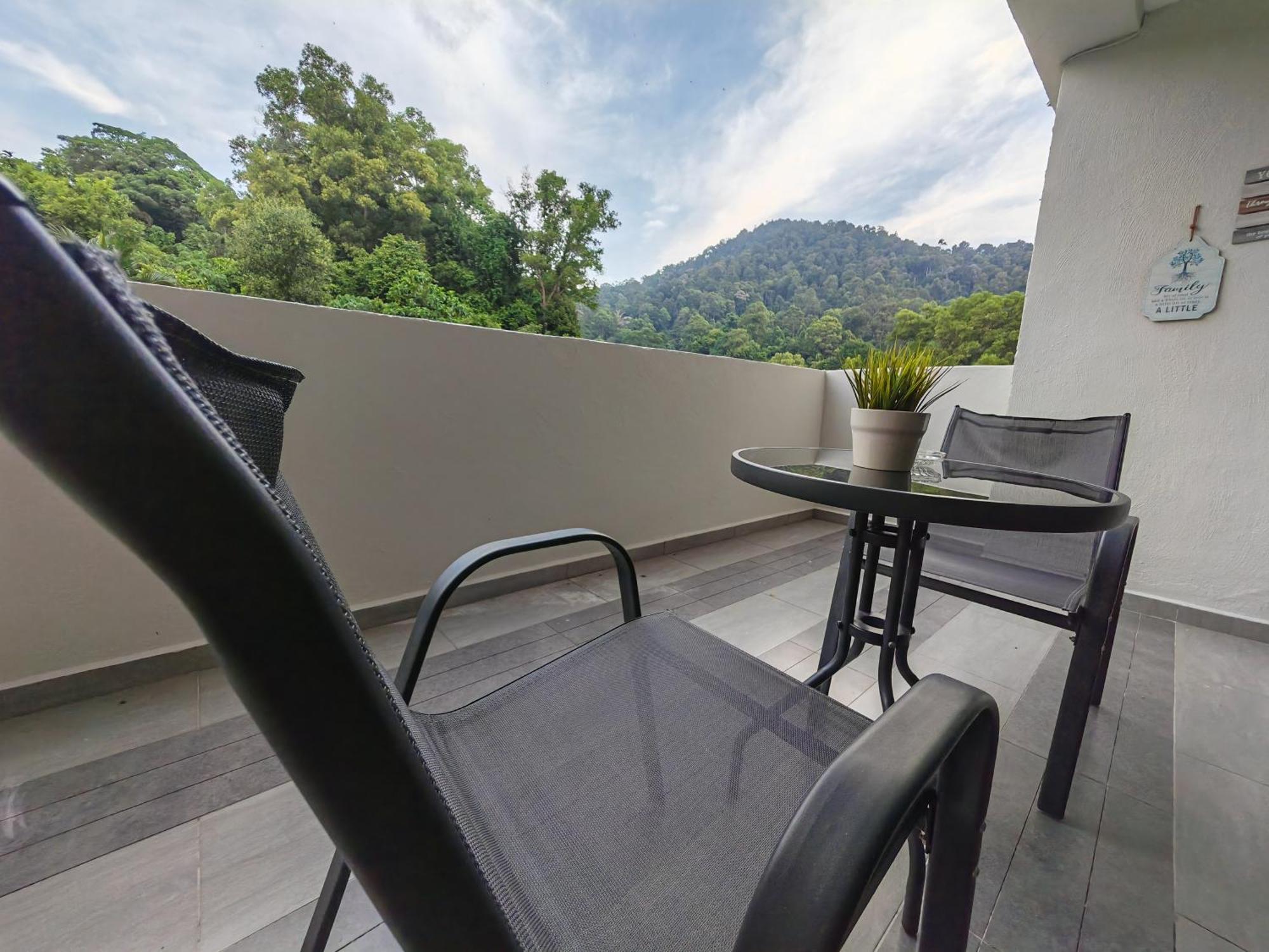 Cosy Designer's By The Mountain Apartment *