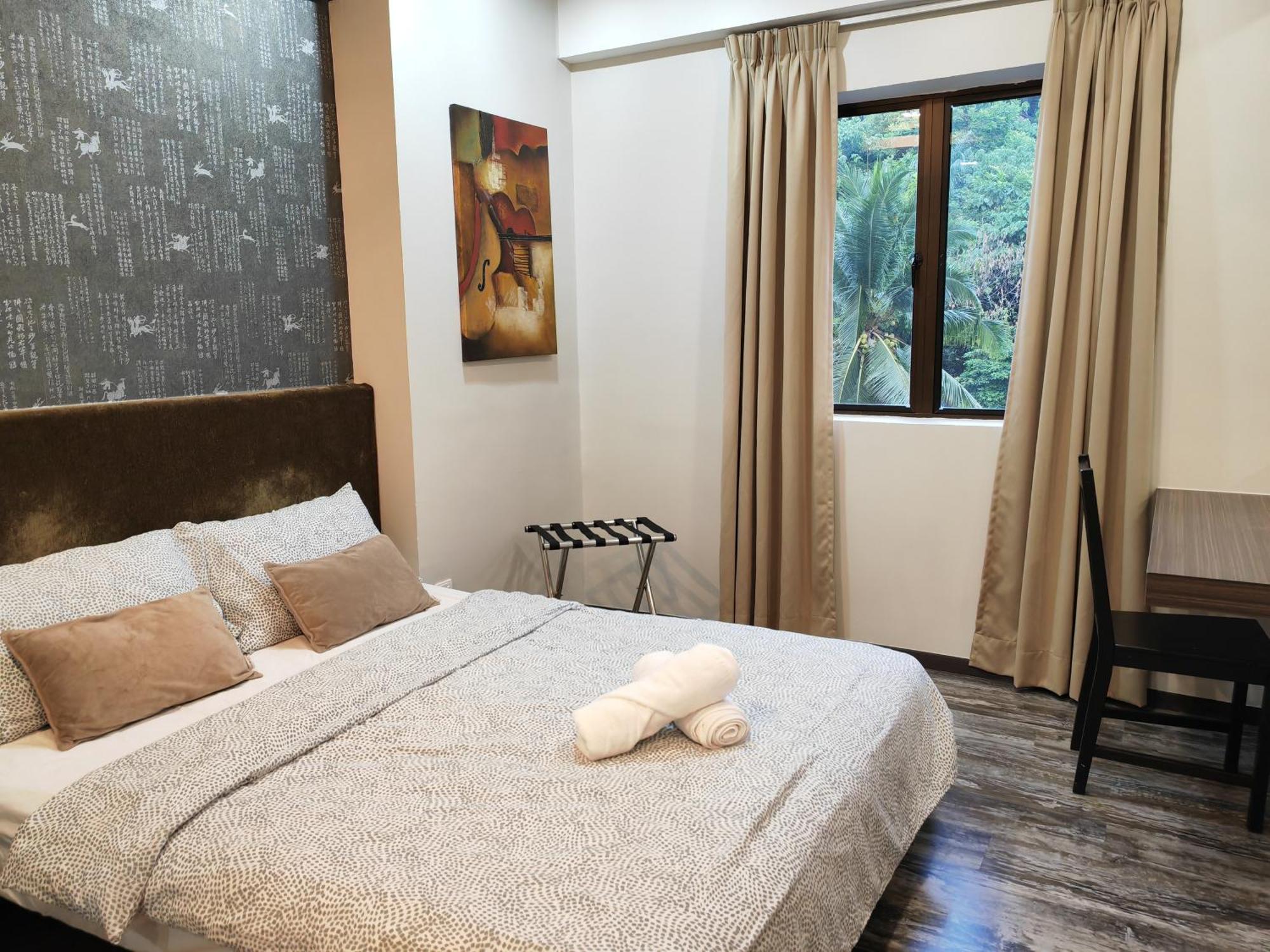 Cosy Designer's By The Mountain Apartment *